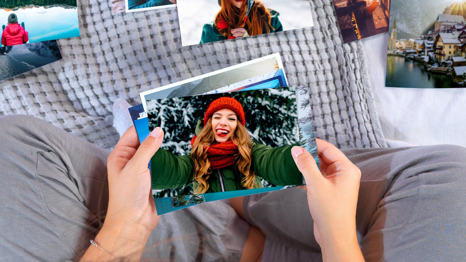 Tirages photo avec des photos hivernales qui sont tenus en mains par une personne 