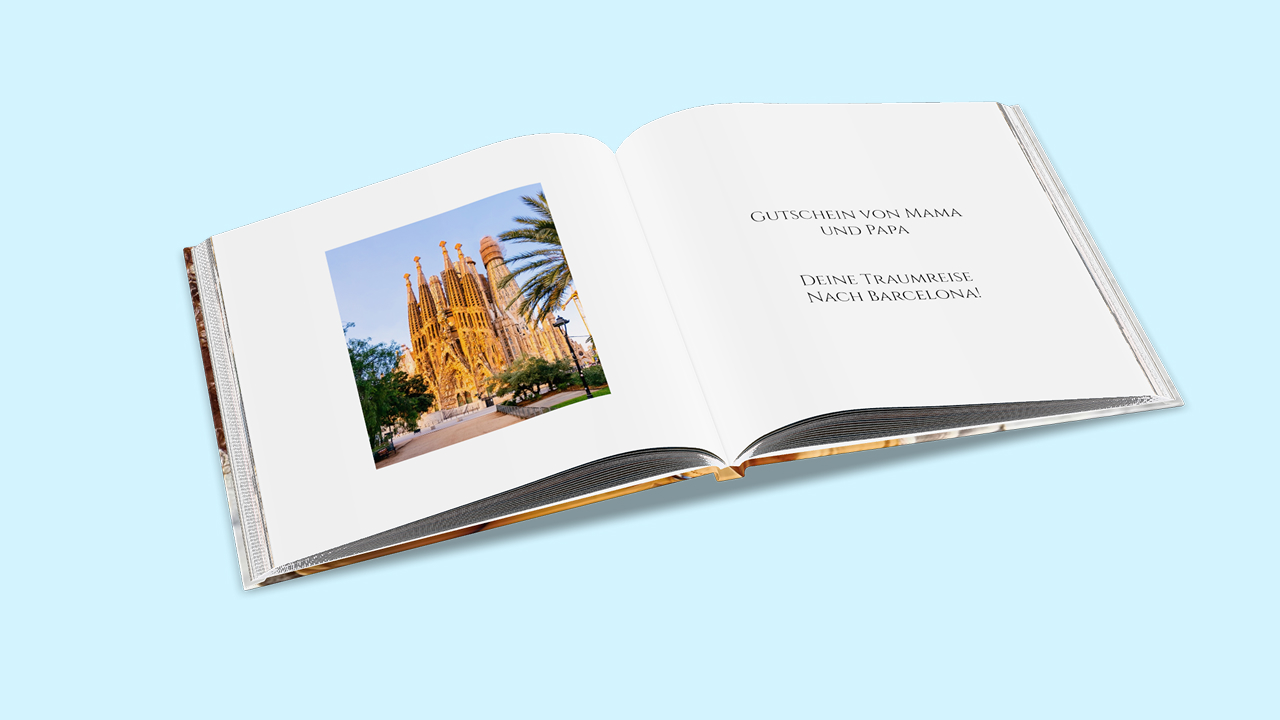 Fotobuch gestaltet als Gutscheinbuch. Auf der linken Seite sieht man ein Foto von Barcelona, auf der rechten den Gutscheintext.