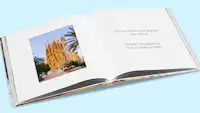 Selbstgestaltetes Gutscheinbuch Fotobuch gestaltet als Gutscheinbuch. Auf der linken Seite sieht man ein Foto von Barcelona, auf der rechten den Gutscheintext.