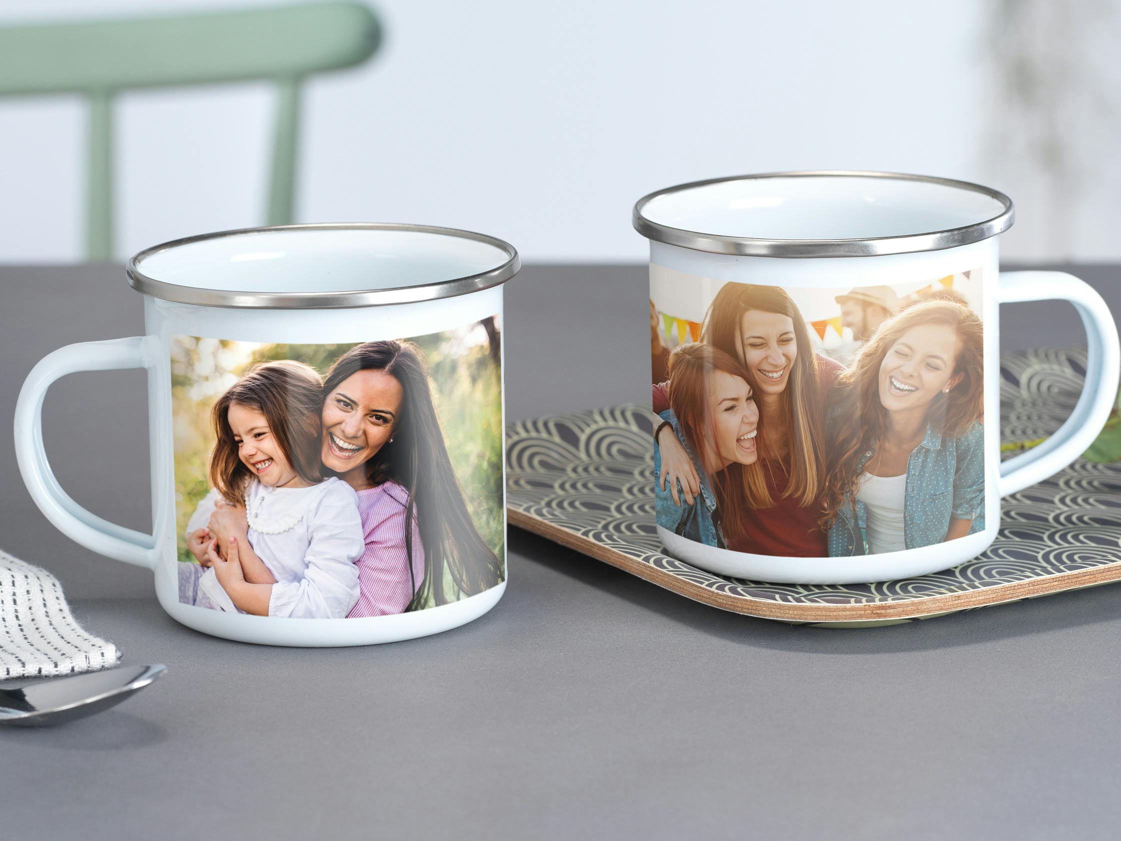 Due tazze in metallo personalizzate con foto di amici e famiglia