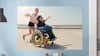 Poster photo personnalisé avec une photo de deux amies dont une dans une chaise roulante