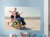 Gepersonaliseerde fotoposter met een foto van twee lachende vriendinnen, een zit in een rolstoel en de andere duwt de rolstoel