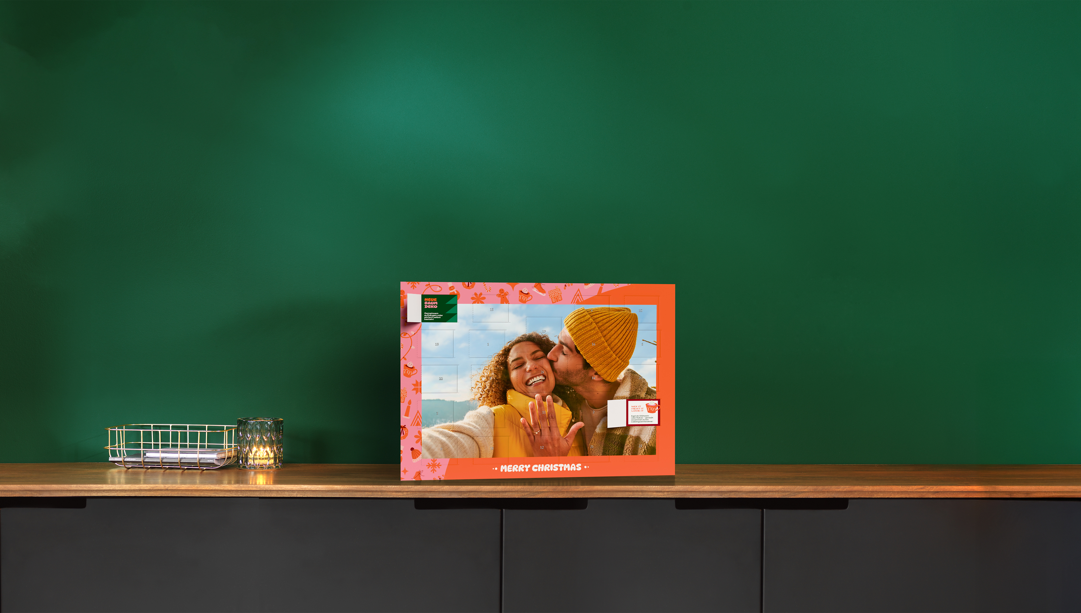 Pixum Foto-Adventskalender mit  weihnachtlichen Ideen für Pärchenzeit steht auf einem Tisch