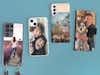 Vier verschillende telefoonhoesjes met familie-, huisdier- en landschapsfoto's op een lichtblauwe achtergrond