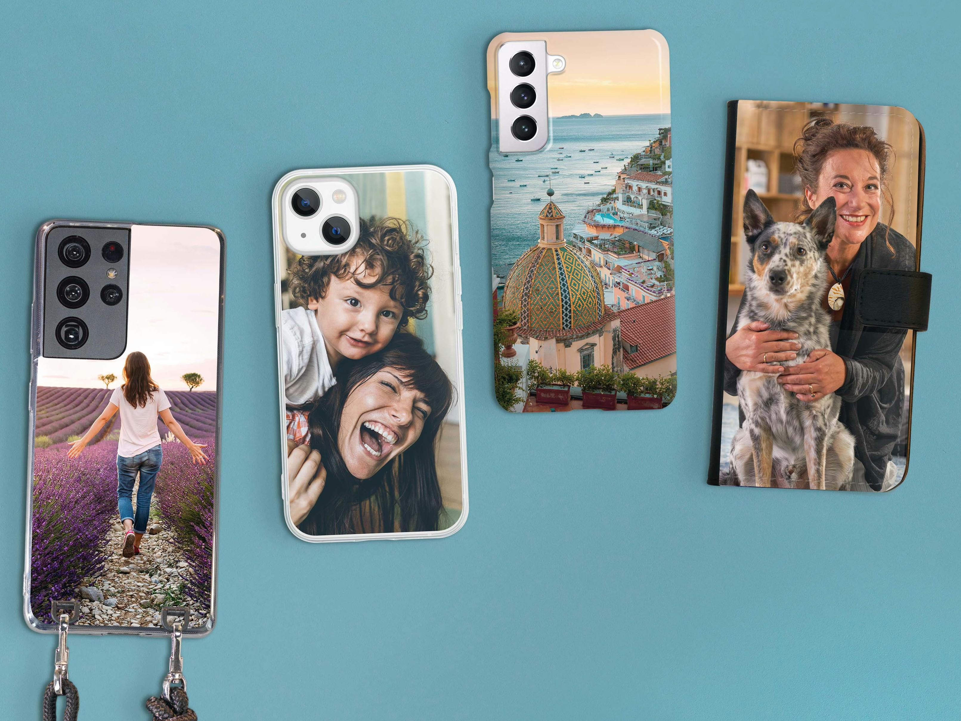 Vier verschillende telefoonhoesjes met familie-, huisdier- en landschapsfoto's op een lichtblauwe achtergrond