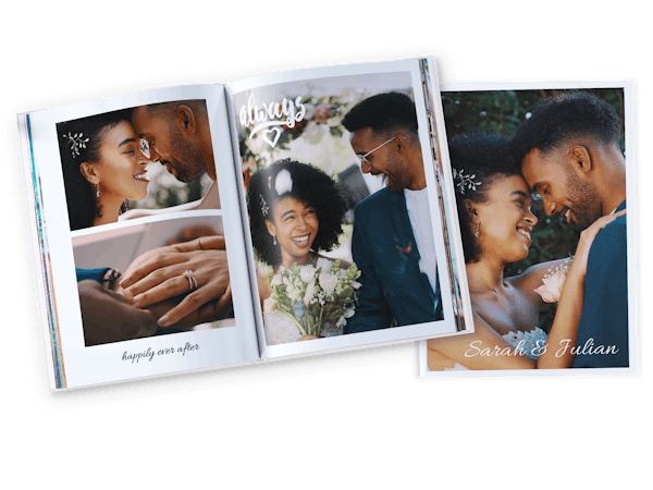 Deux livres photo avec des photos de mariage
