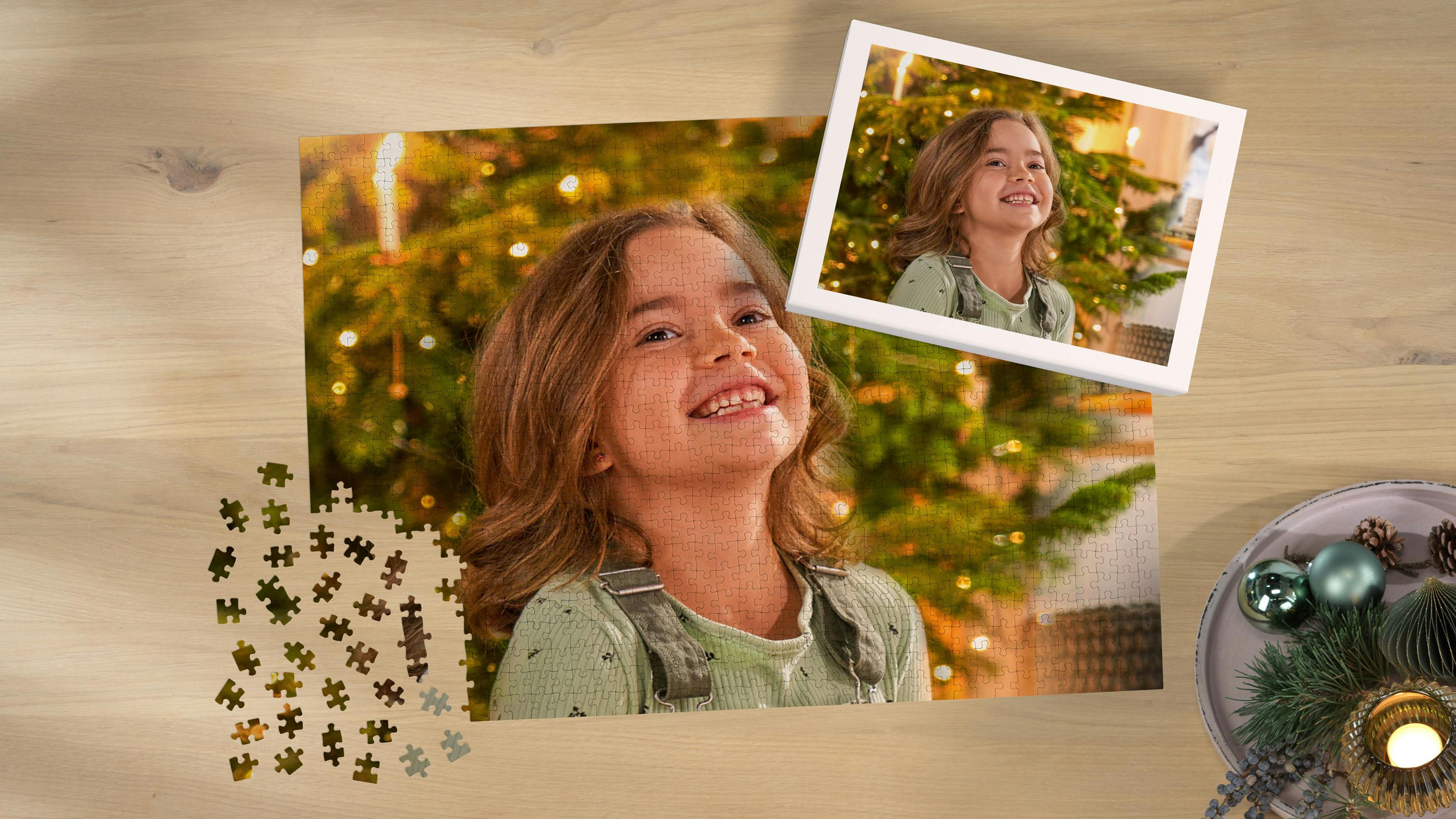 Pixum Puzzle mit Motiv eines Mädchens vor dem Weihnachtsbaum im Ambiente