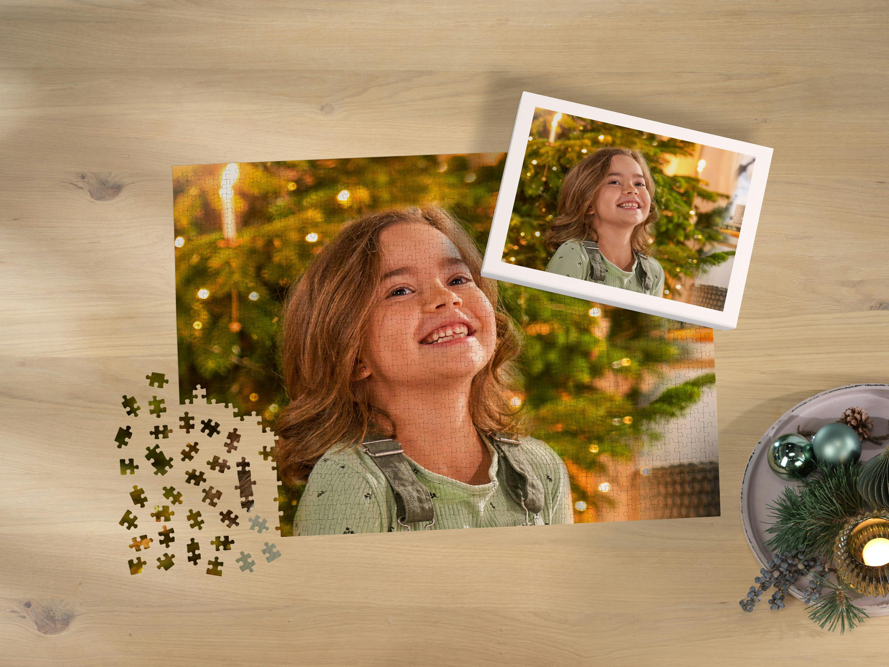 Pixum Puzzle mit Motiv eines Mädchens vor dem Weihnachtsbaum im Ambiente