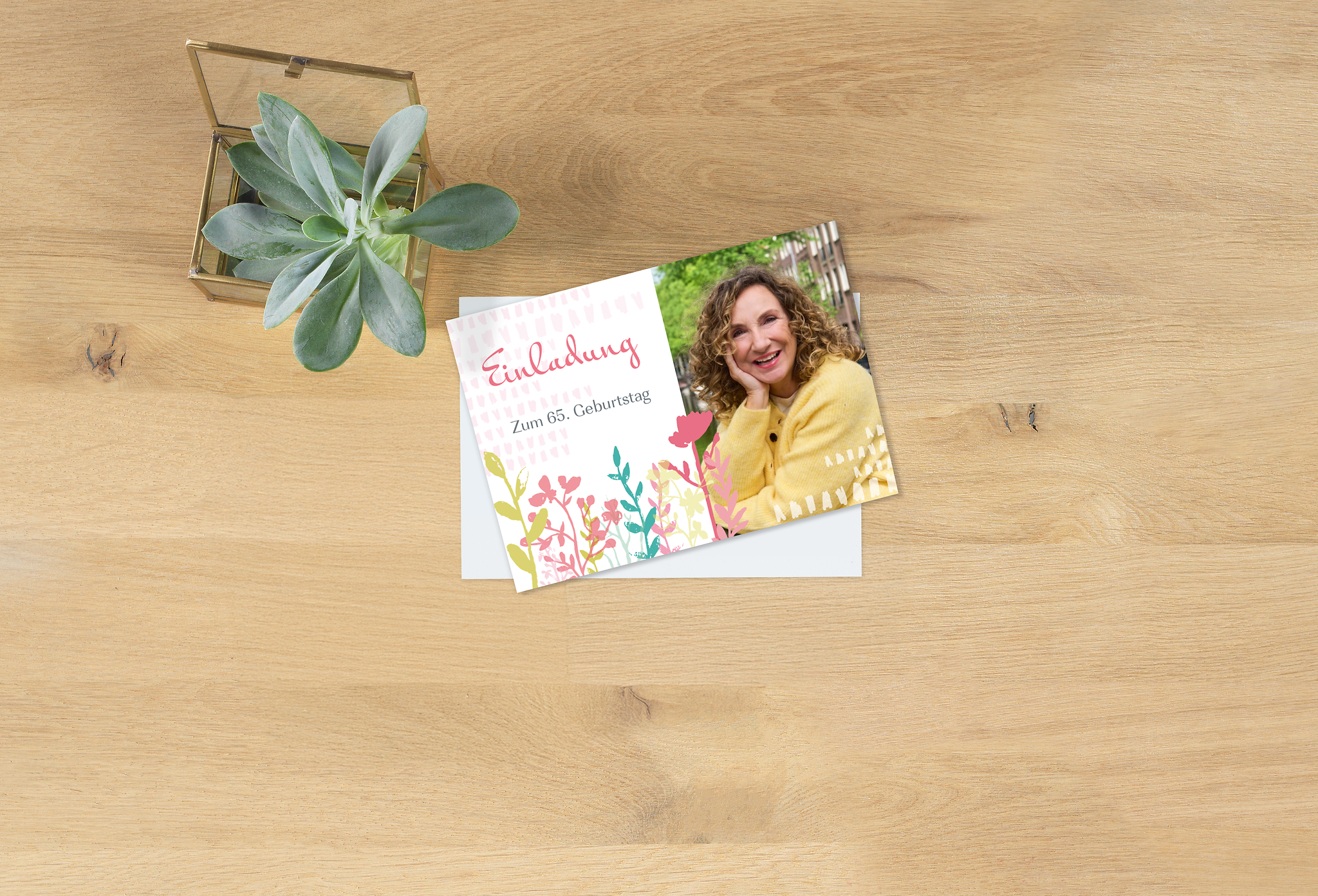 Pixum Postkarte von einer Einladung zum 65. Geburtstag mit einem Portraitfoto einer Frau