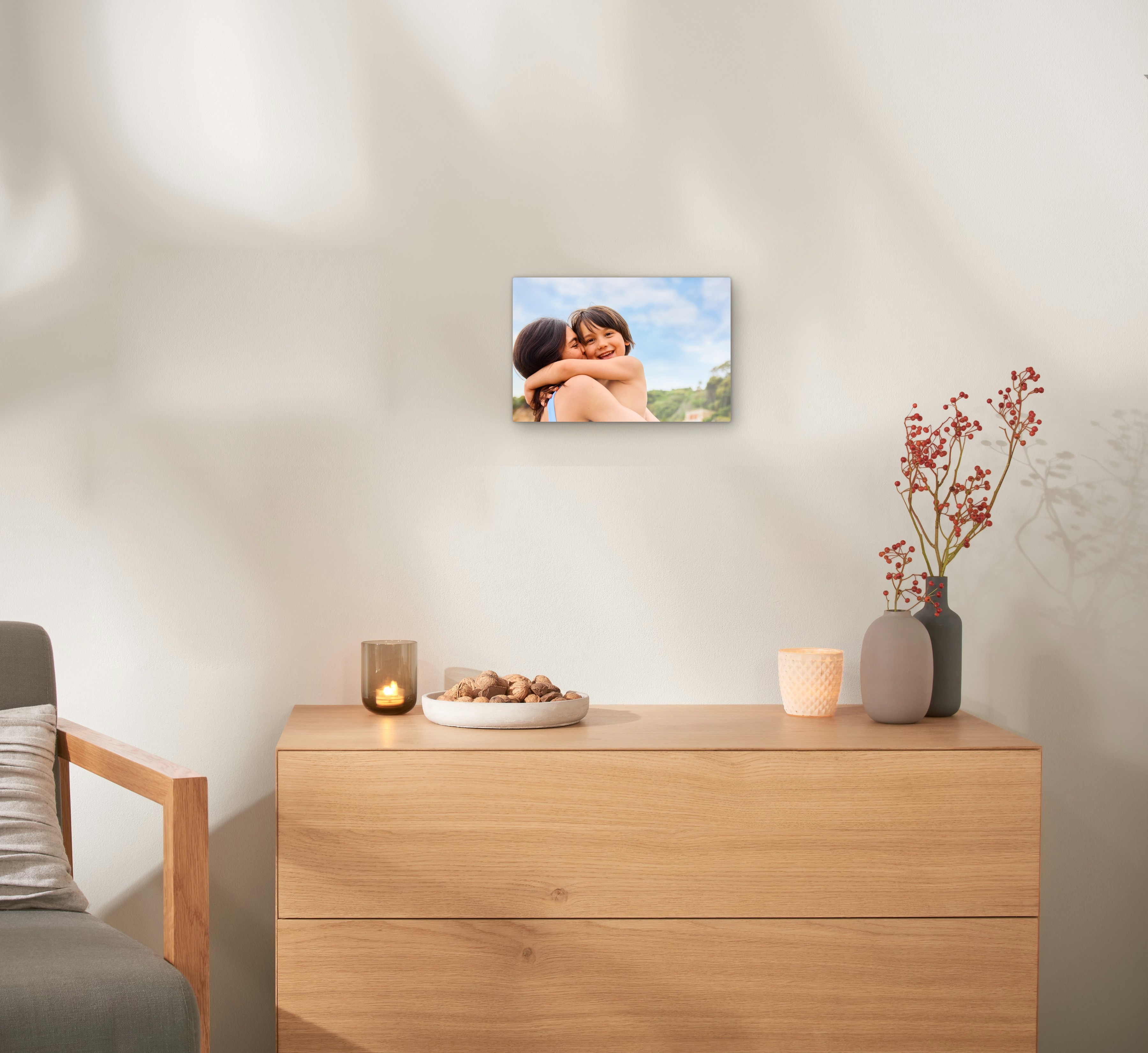 Pixum Galerie-Print mit Hochzeitsfoto als Wandbild über einer Kommode.