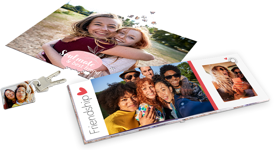 Recuerdos impresos y un álbum abierto sobre fondo azul