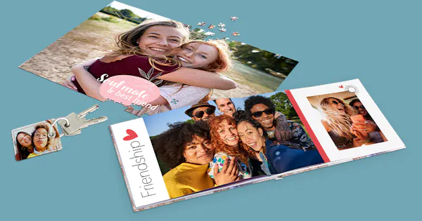 Recuerdos impresos y un álbum abierto sobre fondo azul