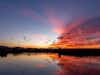 Sonnenuntergang in malerischen Farben über einem See