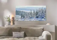 Fotoleinwand im Format 160x80 cm Eine Fotoleinwand im Format 160x80 cm hängt über einem Sofa und zeigt eine winterliche Wald-Landschaft.