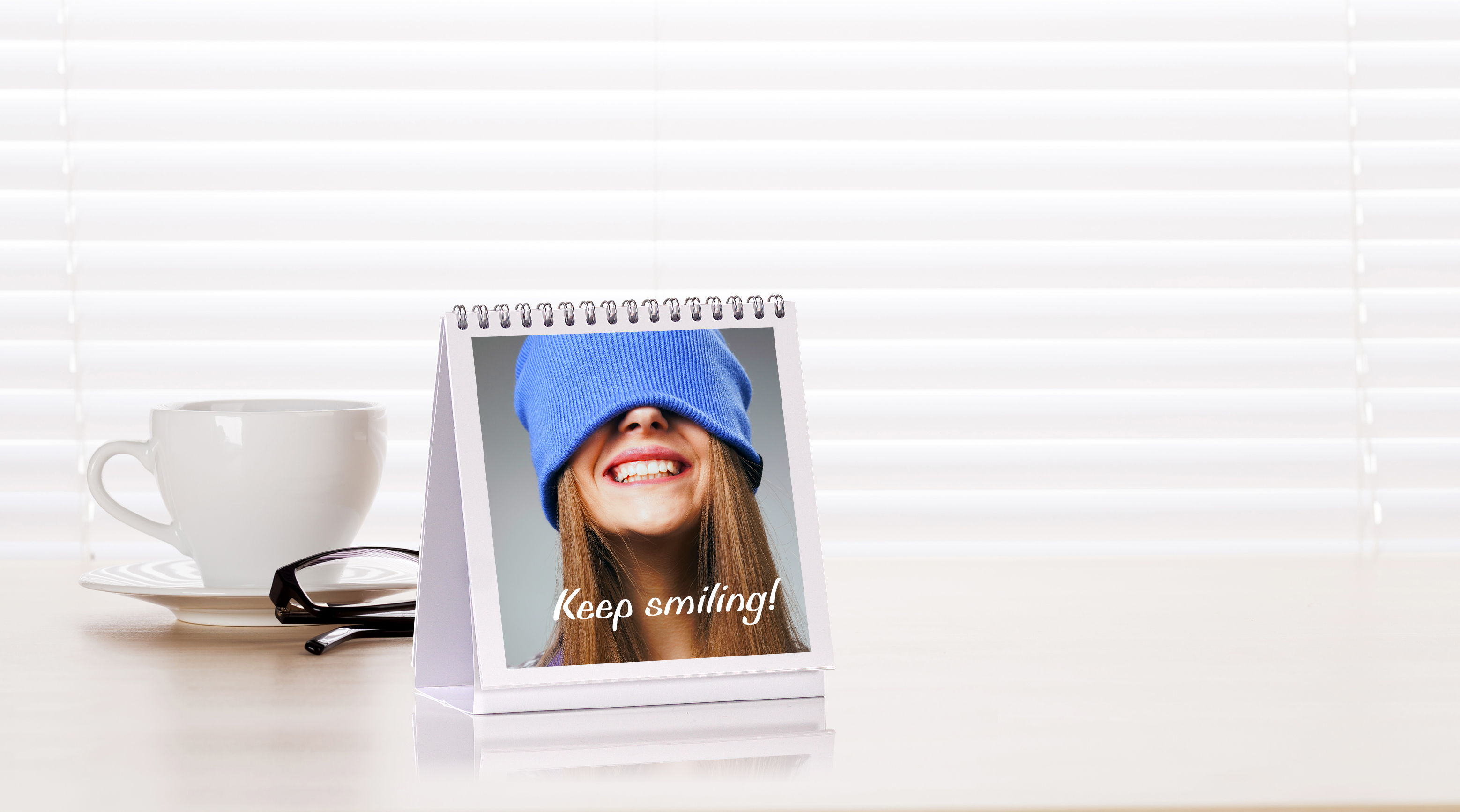 Foto-Aufsteller mit Smile-Motiv im Ambiente