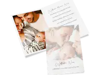 Geboortekaart ontwerpen Individueel ontworpen geboortekaart met een foto van een baby.