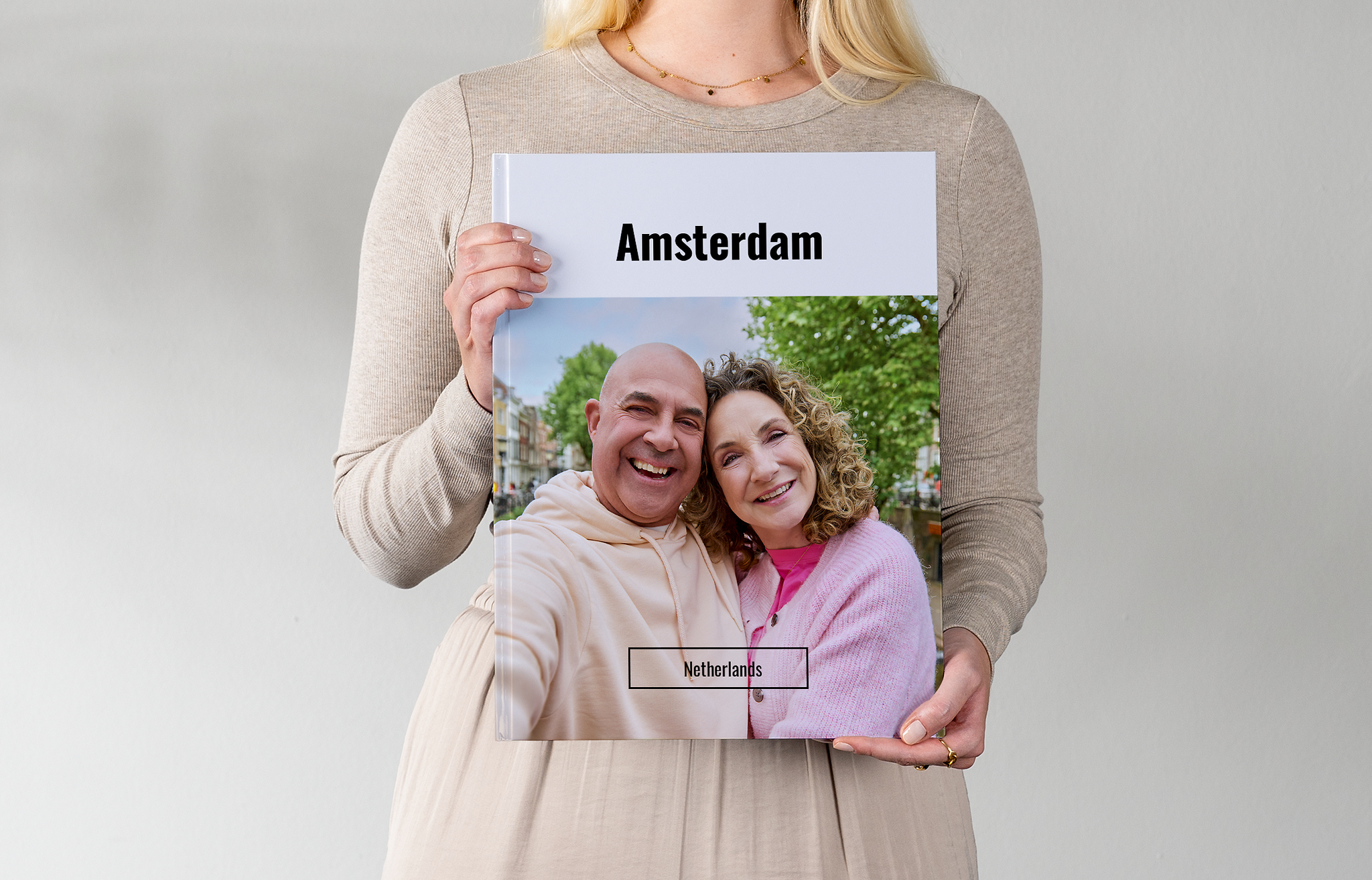 Pixum fotobok XXL i stående format med en bild på ett par från Amesterdam på framsidan