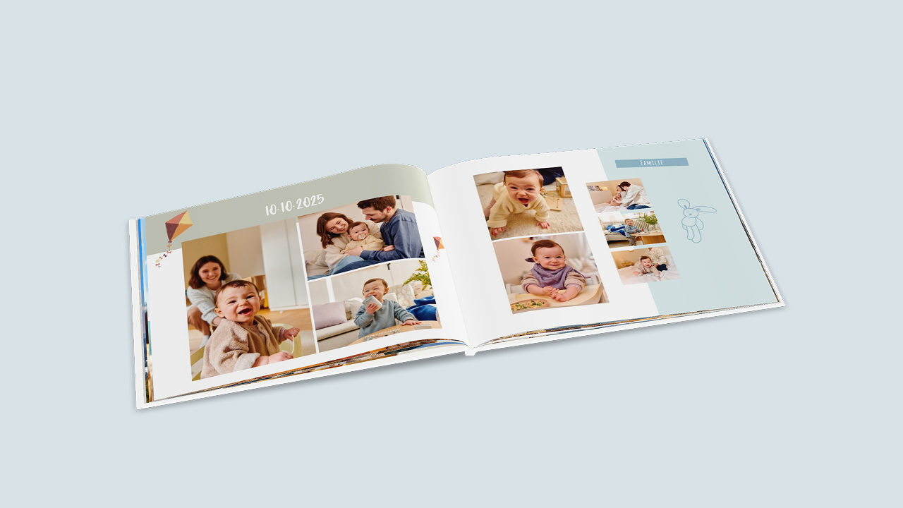 Aufgeklapptes Babyfotobuch mit süßem Design. Die Seiten sind mit verschiedenen Fotos sowie kleinen Cliparts wie zum Beispiel einem Teddy Bären gestaltet.