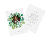 Danksagung zur Kommunion als Fotokarte mit Blätterkranz Danksagung zur Kommunion mit einem Rankenkranz und dem Bild eines Mädchens auf der Vorderseite.