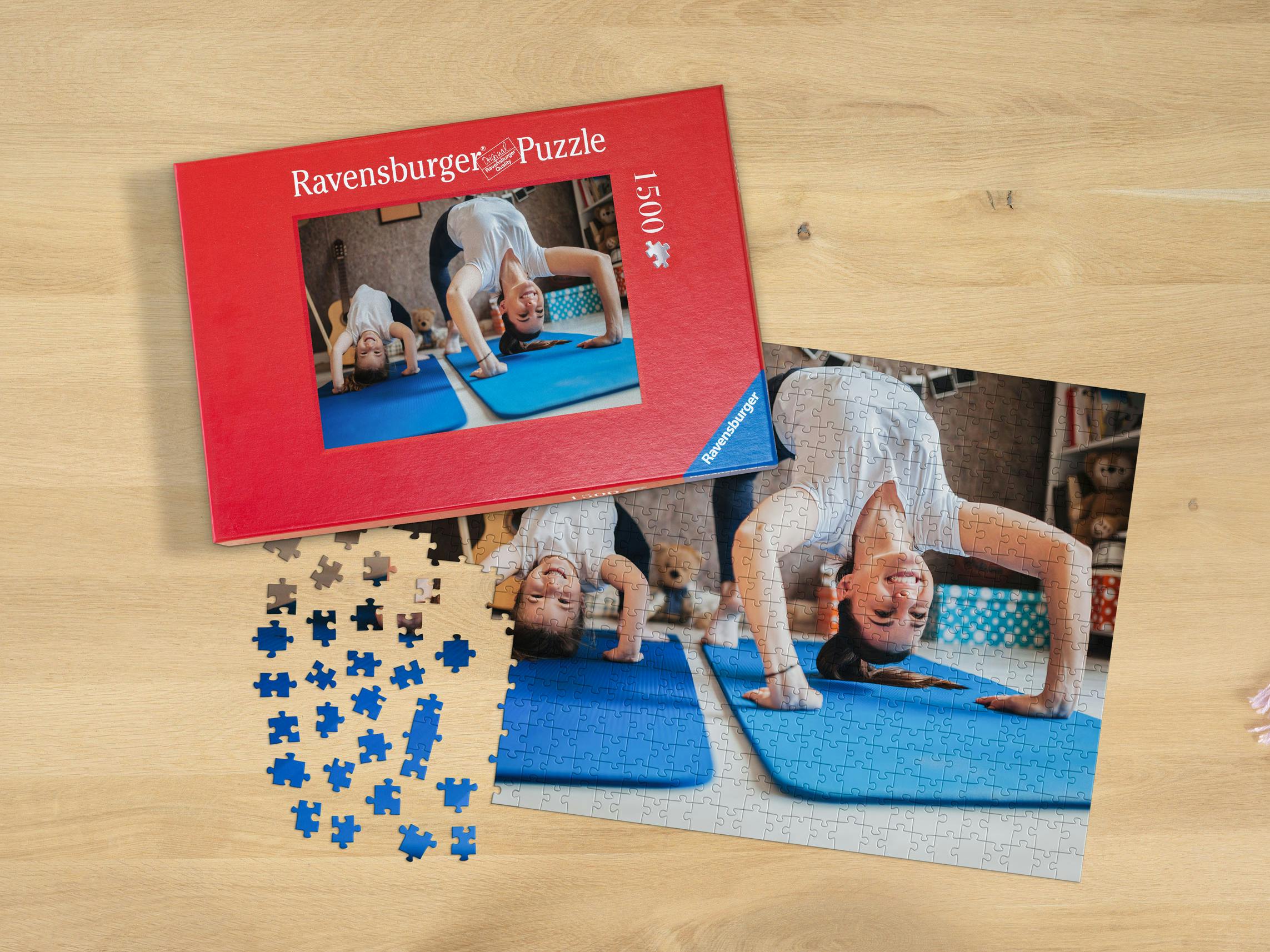 Puzzle Ravensburger de 1500 piezas con foto de una hija con su madre en una alfombra de yoga