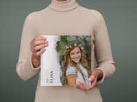 Fotoboek voor de communie Een fotoboek voor de communie in vierkant formaat. Op de kaft staat een communiefoto en de naam Elisa.