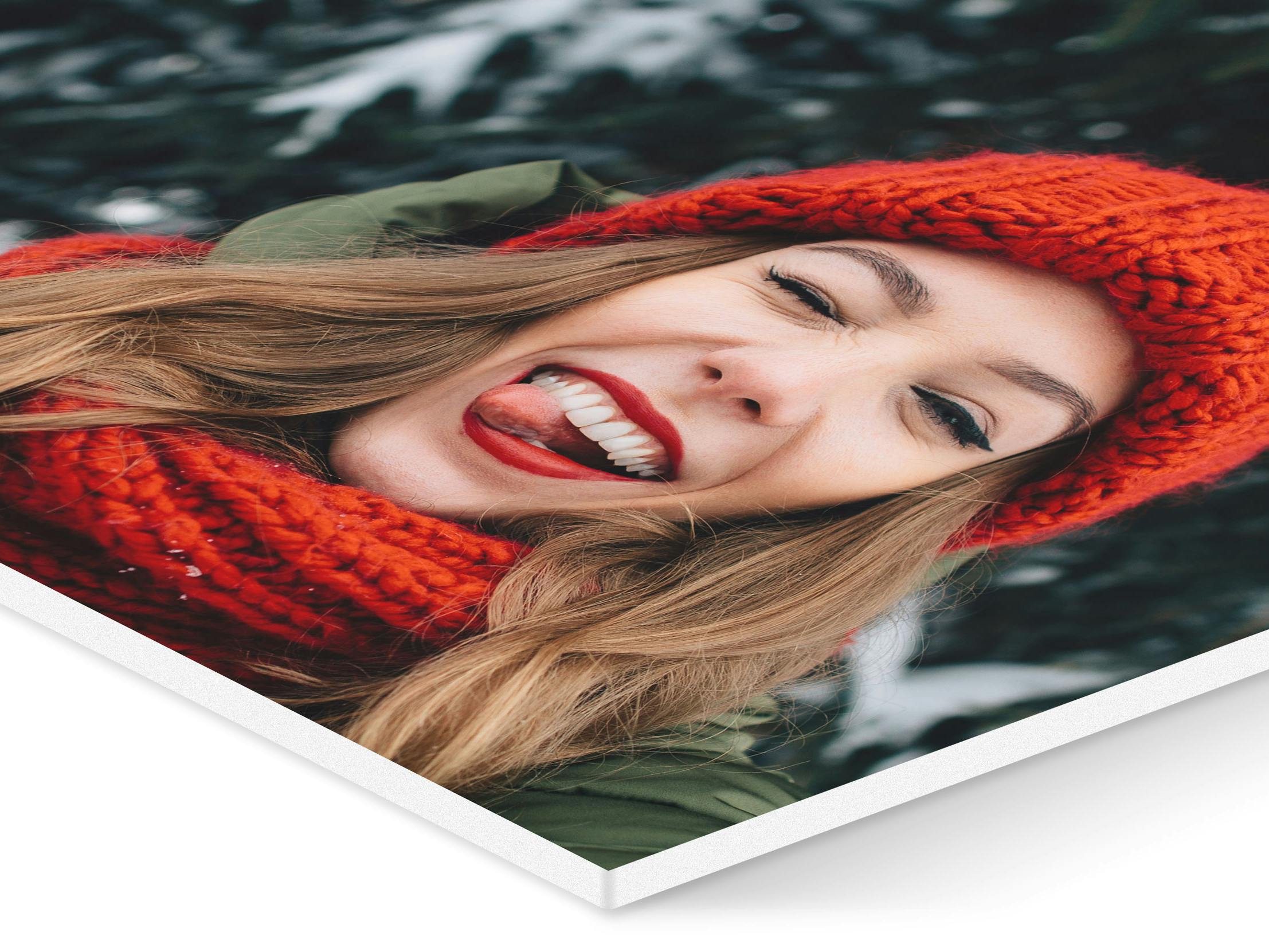 Vrijstaande detailfoto van een foto op forex met een winterse foto van een vrouw die een grappige selfie maakt