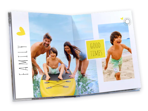 Vlakliggend fotoboek van Pixum met vakantiefoto's en een creatief ontwerp.