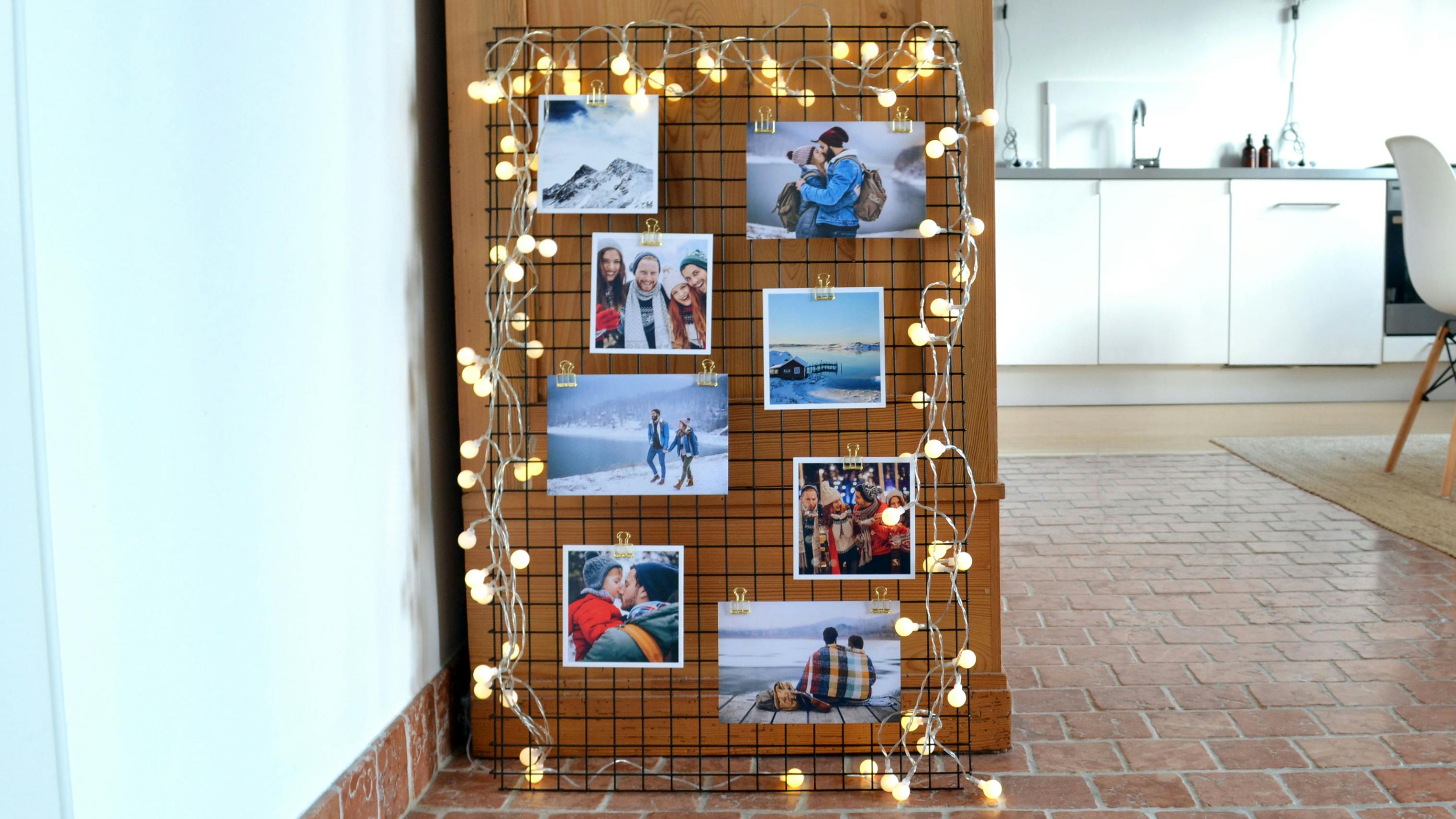 Pixum Fotoabzüge Pixum Fotoabzüge an Wandgitter mit Weihnachtsmotiven