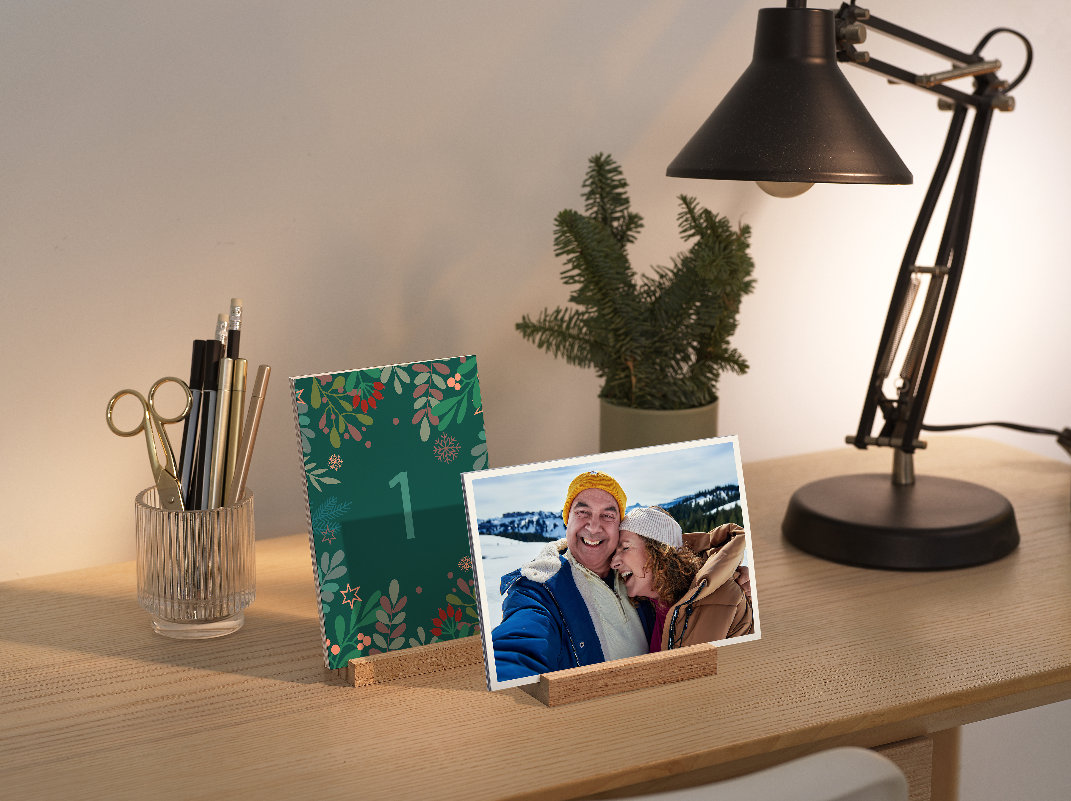 Adventskalender auf einem Tisch mit Familienfotos
