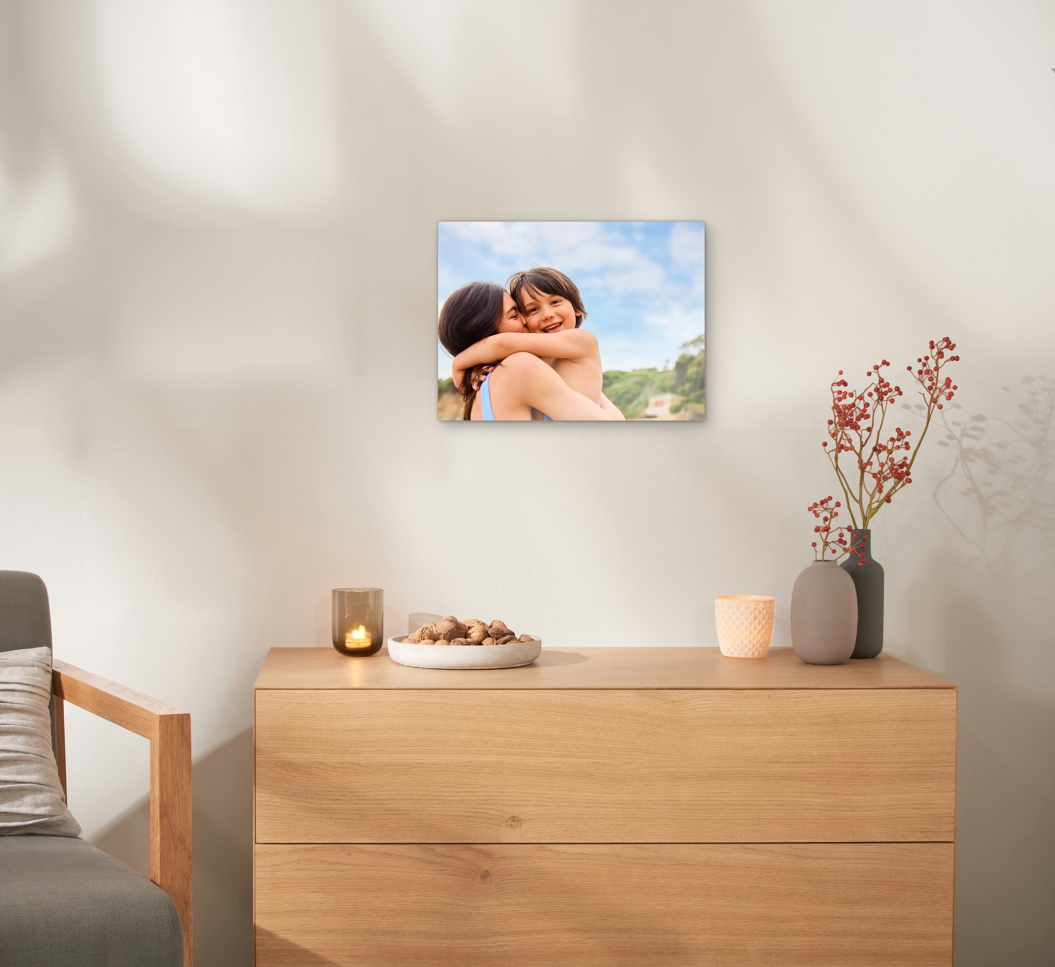 Pixum Galerie-Print mit Hochzeitsfoto als Wandbild über einer Kommode.