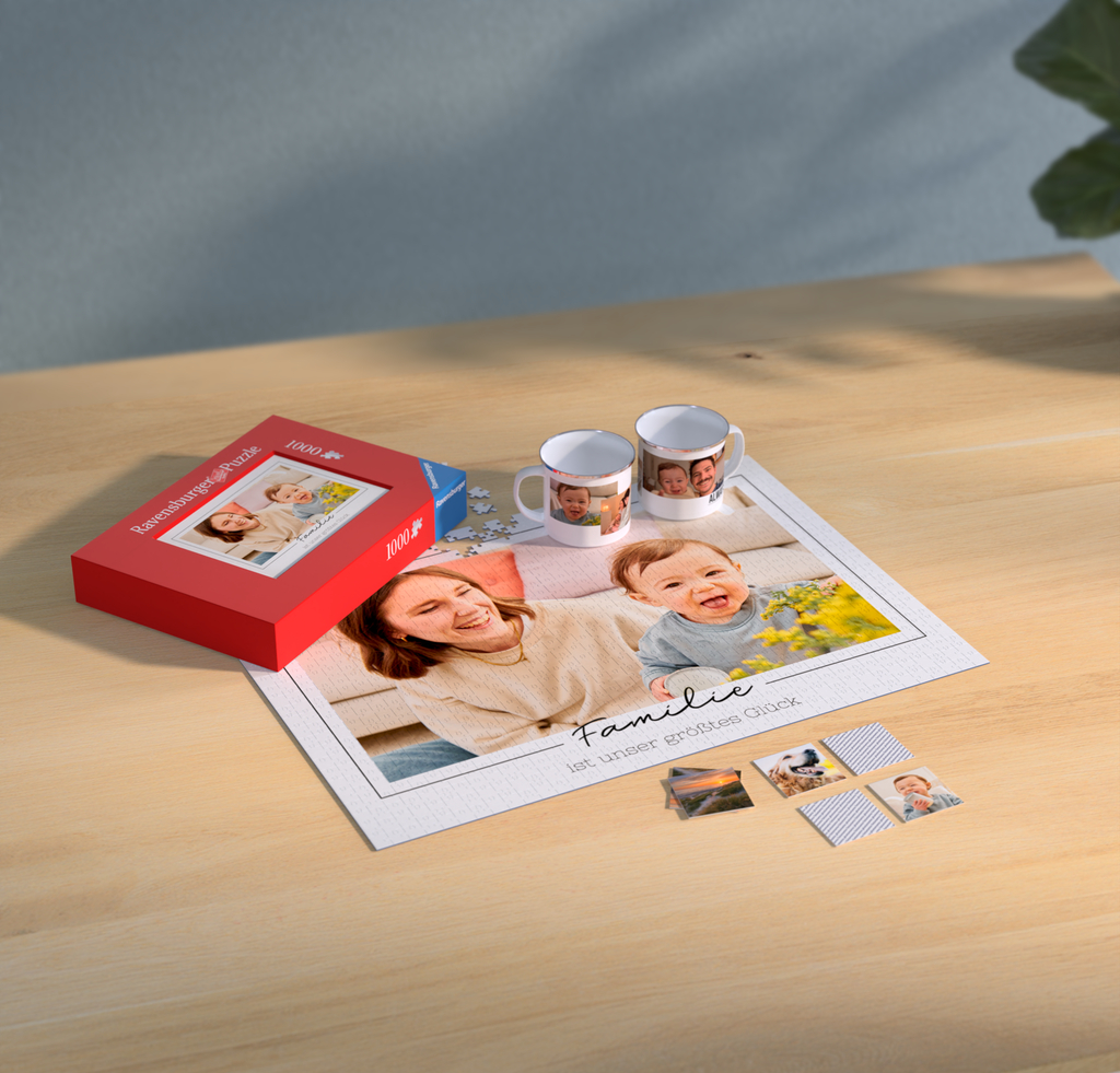 Divers cadeaux photo personnalisables posés sur une table