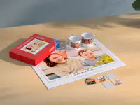 Cadeaux photo Pixum Divers cadeaux photo personnalisables posés sur une table