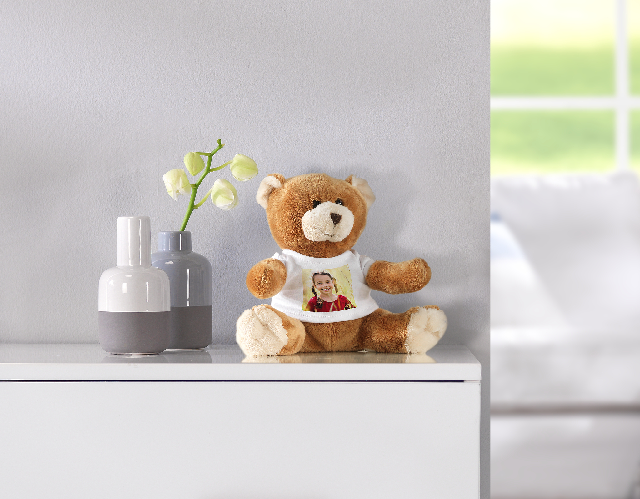 Teddybär mit Foto-T-Shirt, der auf einer Komode