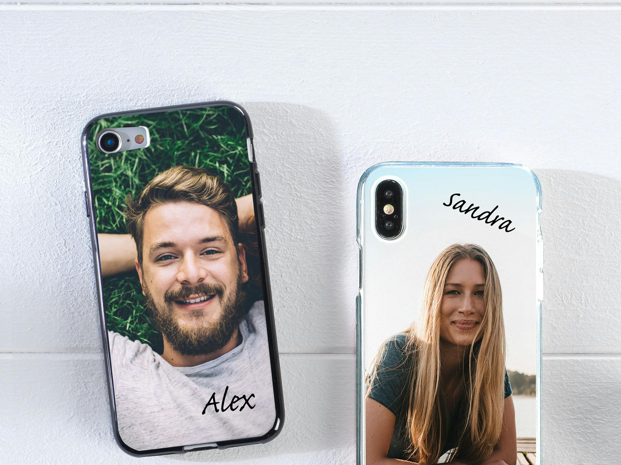 Zwei personalisierte Handyhüllen mit Fotos eines jungen Mannes und einer Frau mit Namen
