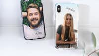 Handyhülle mit Namen gestalten Zwei personalisierte Handyhüllen mit Fotos eines jungen Mannes und einer Frau mit Namen