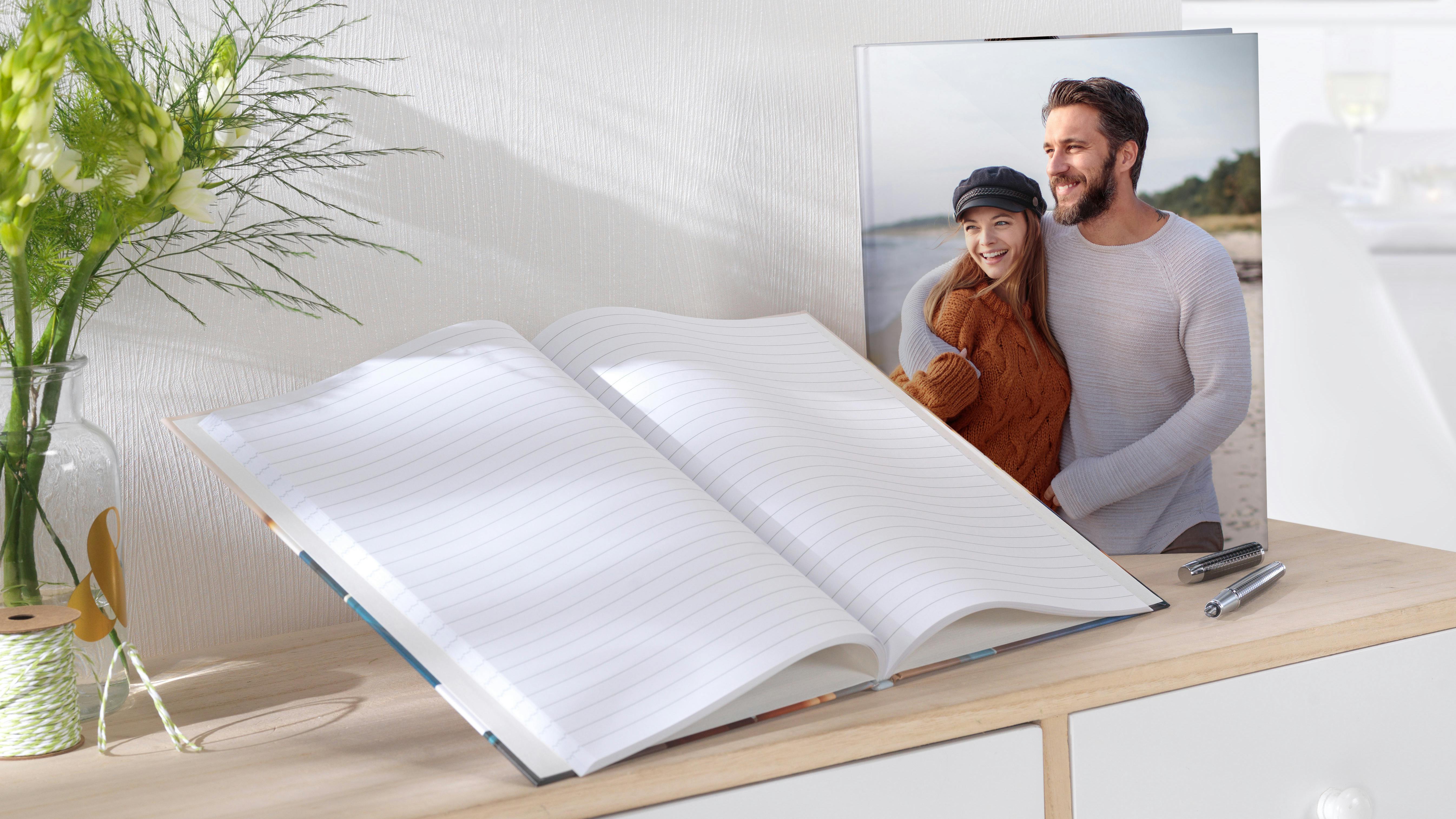 Notizbuch mit einem Bild von einem Paar auf einem Regal