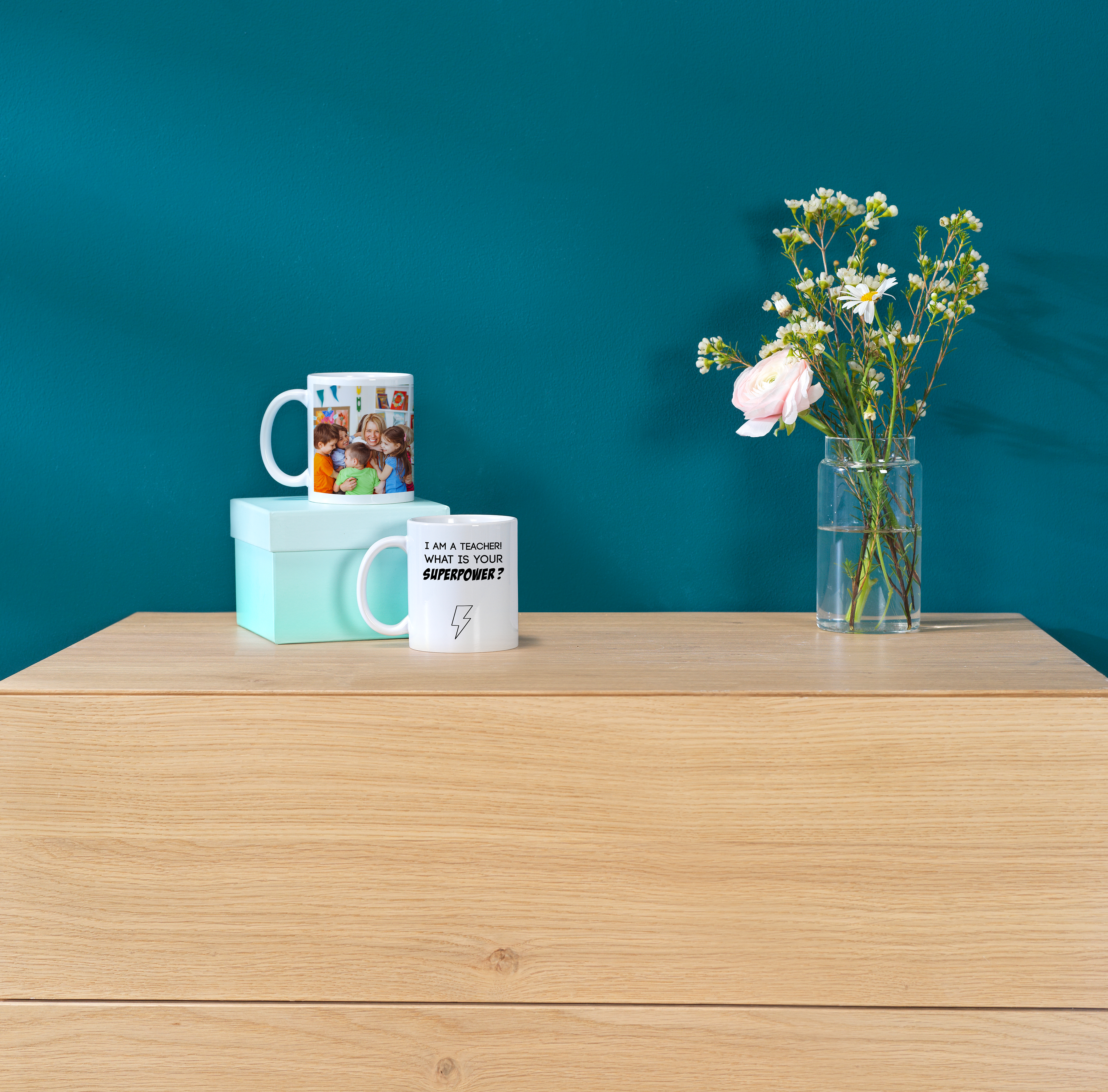 Bedrukte koffiemok met tekst en een foto van kinderen met een leerkracht in de klas.