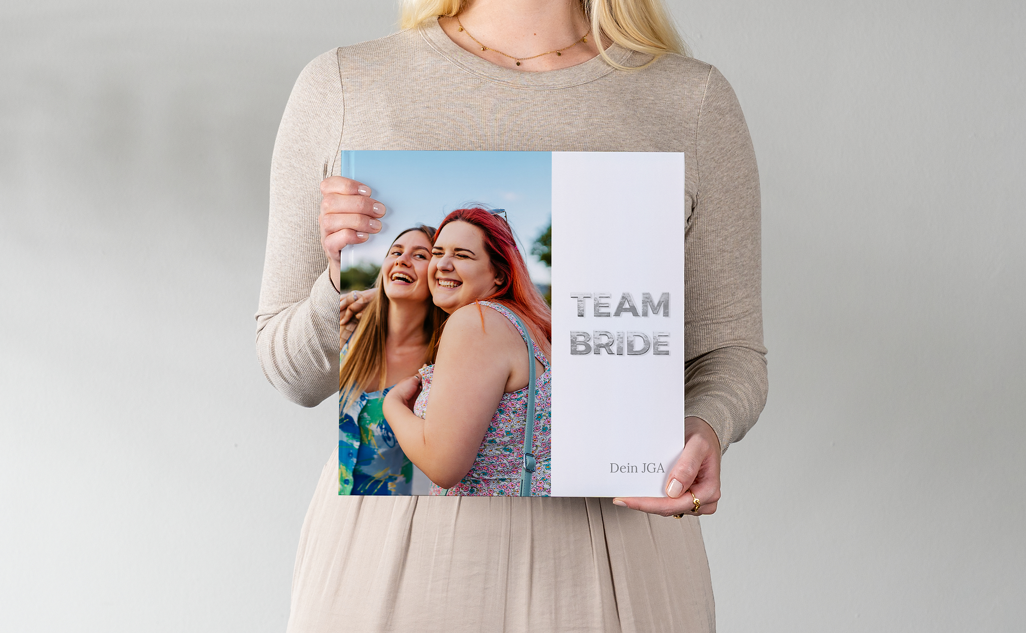 Pixum Fotobuch XL im quadratischen Format mit einem Foto von einem JGA auf dem Cover