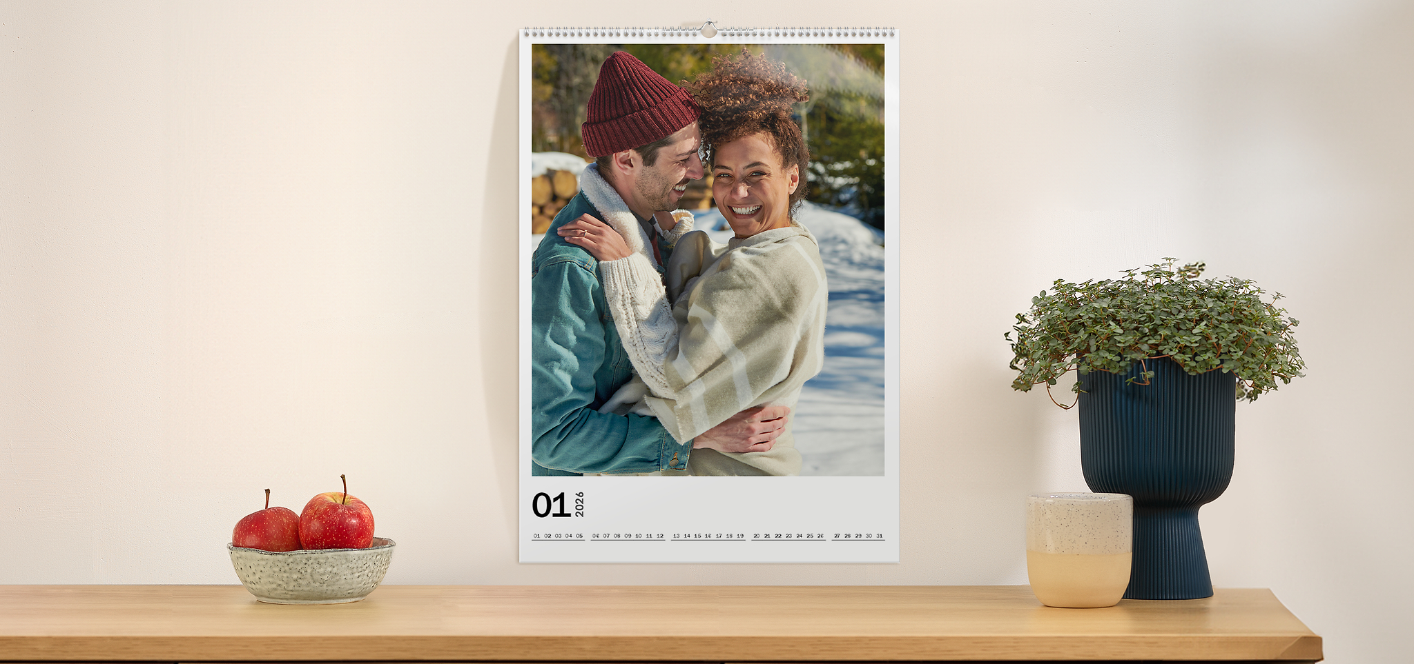 Wandkalender A2 im Querformat mit dem Foto eines Pärchens auf der Couch vor dem Weihnachtsbaum