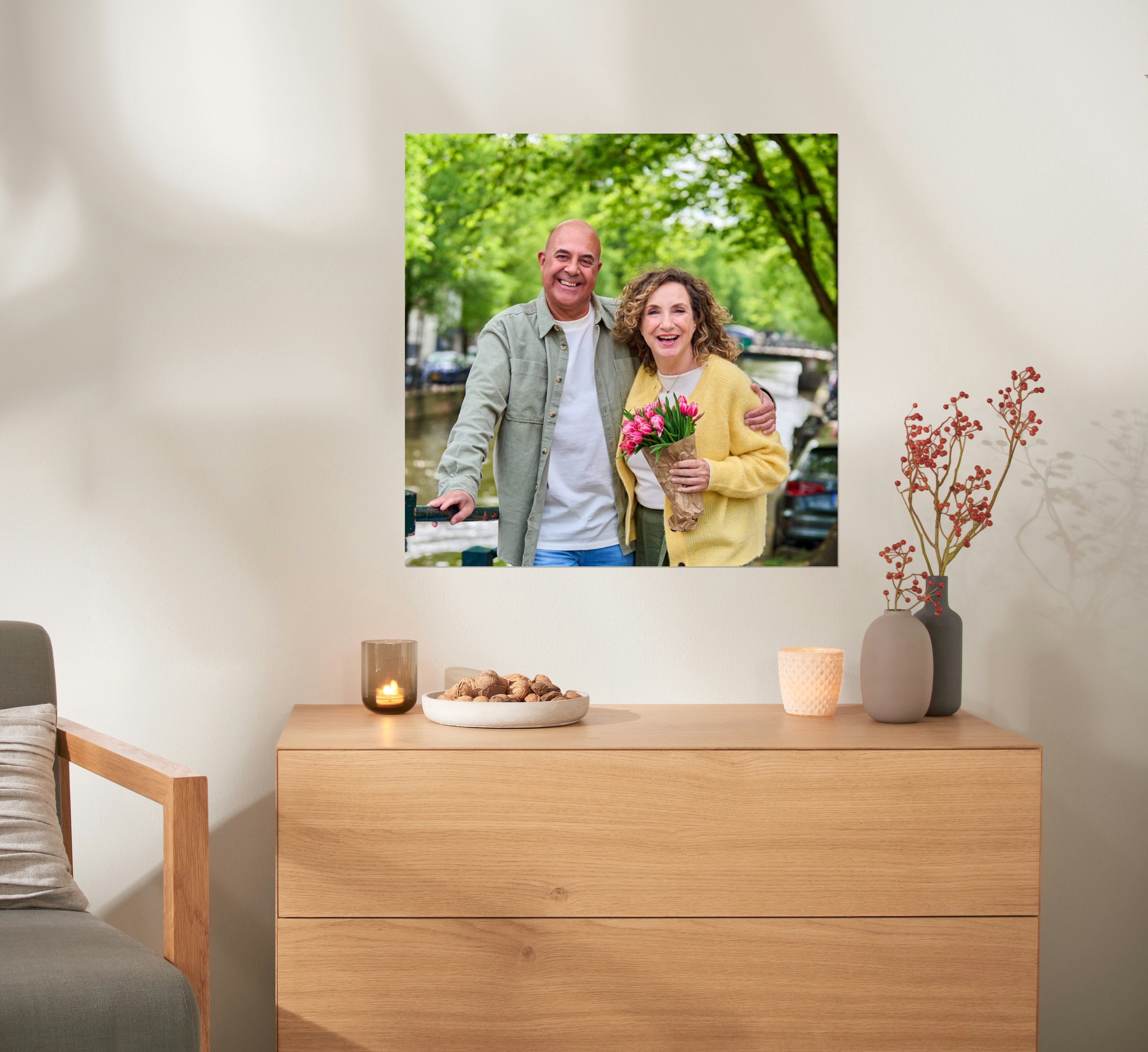 Ein Fotoposter mit einem Foto von einem Pärchen hängt an einer Wand