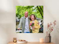 Pixum Fotoposter bestellen Ein Fotoposter mit einem Foto von einem Pärchen hängt an einer Wand