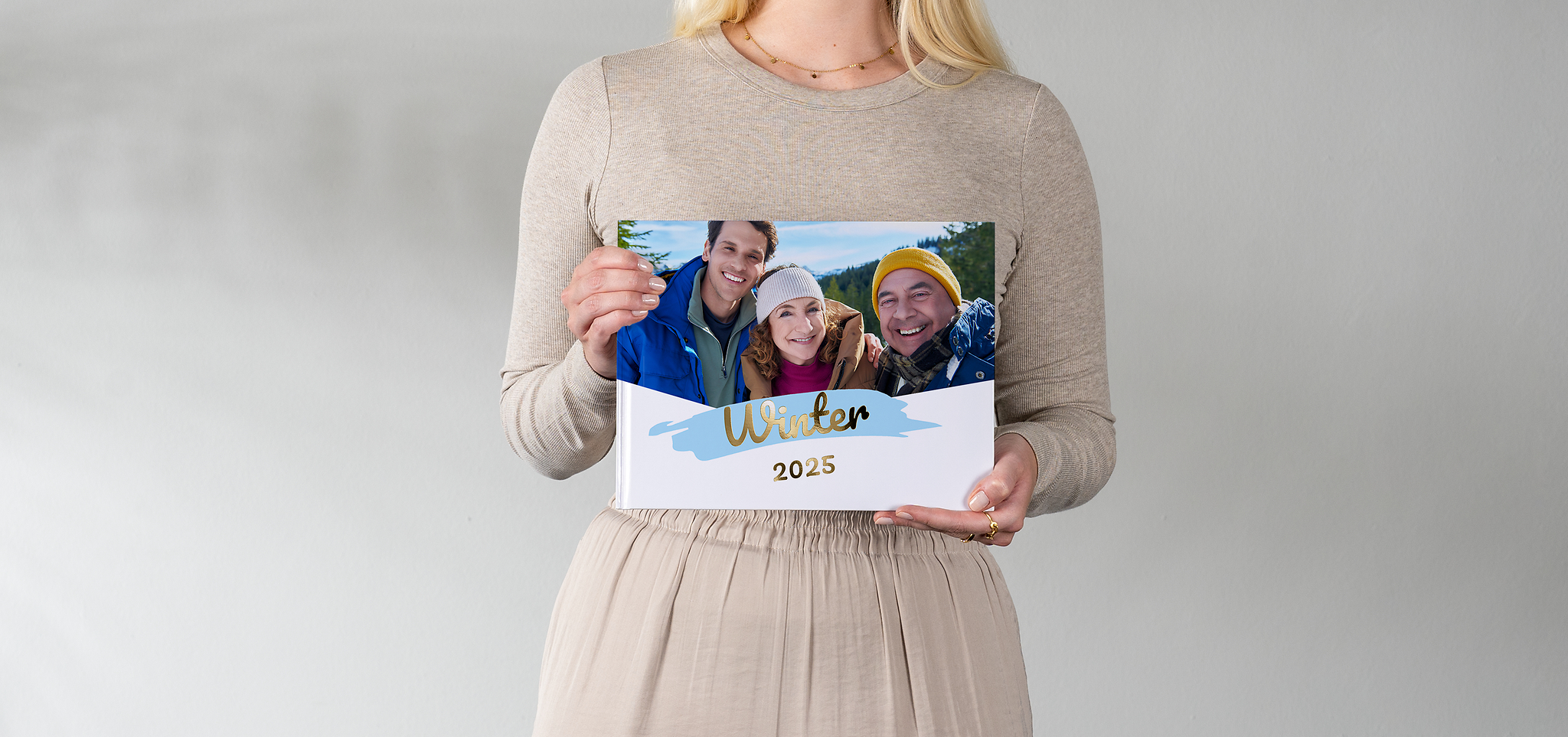 Pixum Fotobuch groß im Querformat mit einem Familienfoto und der Jahreszahl 2025 auf dem Cover