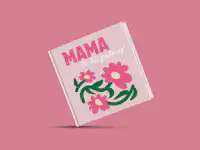 Fotobuch zum Muttertag gestalten Eine Person hält ein Fotobuch in der Hand. Dieses ist mit rosafarbenen Elementen zum Muttertag gestaltet.