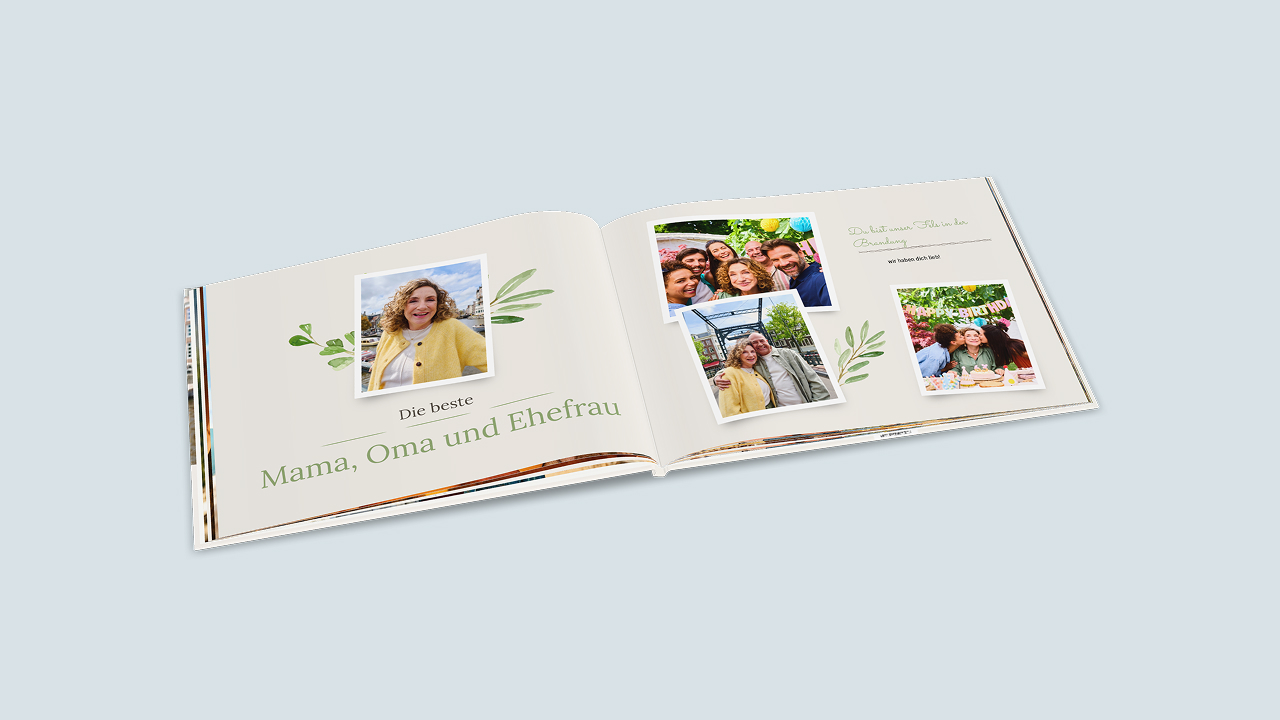 Aufgeschlagenes Geburtstagsfotobuch, das von der Familie für die Mama bzw. Oma gestaltet wurde. 