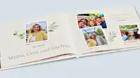 Geburtstagsfotobuch für Mama Aufgeschlagenes Geburtstagsfotobuch, das von der Familie für die Mama bzw. Oma gestaltet wurde.