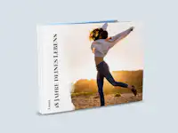 Fotobuch zum 18. Geburtstag mit Design Fotobuchcover gestaltet zum 18. Geburtstag mit einem individuellem Titel und einem grossen Foto, das seitlich wie Wasserfarben verschwimmt.