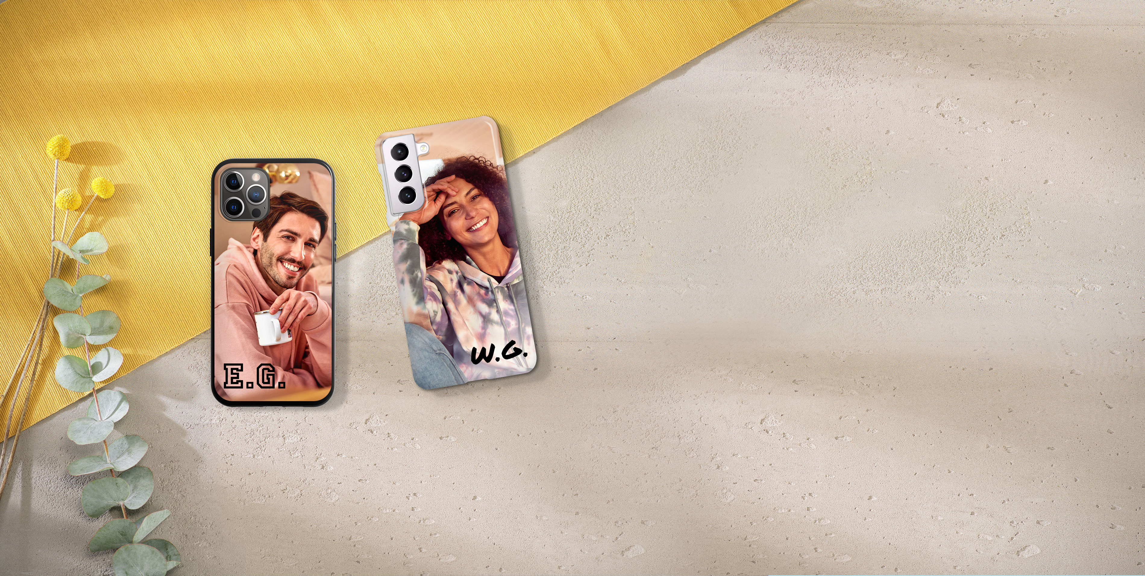 Fundas de móvil Pixum con fotos de una pareja y sus iniciales