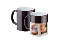 Foto-Zaubertasse mit Klassikdruck Eine Foto-Zaubertasse mit klassischem Druck zeigt ein Bild mit Mitter und Kind.