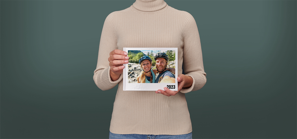 Pixum Fotobuch klein im Querformat mit dem Selfie von Mountainbikern auf dem Cover