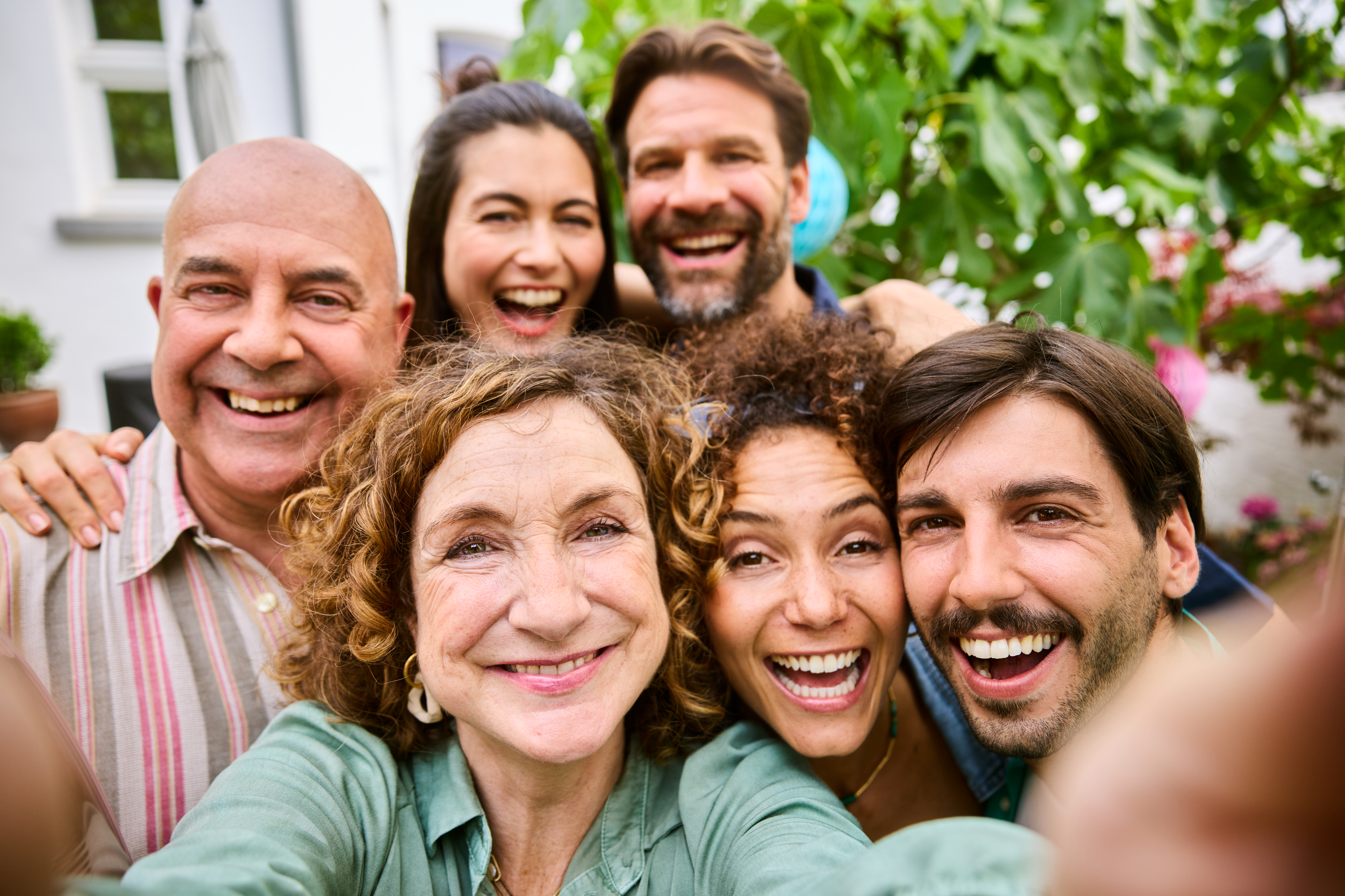Selfie van vrienden en familie in de tuin